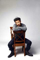 组图：芦芳生拍杂志玩突破 逗趣表情展现雅痞男人风