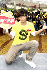 幻灯：罗志祥出席活动 撇清和李毓芬关系