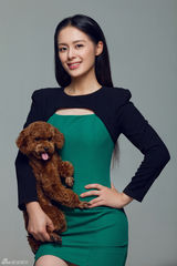 组图：王力可时尚写真 续写宠物情缘