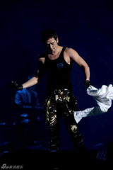 组图：Rain北京个唱劲歌热舞 湿身性感大秀中文