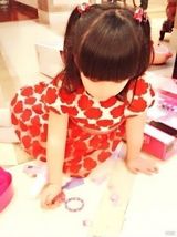 组图：Angela生活照宛若时装秀 超萌小妞爱发箍