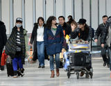 组图：陈妍希素颜现身机场 打扮低调无人识