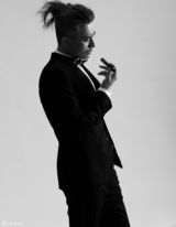 陈龙迎37岁生日 头顶小辫时尚大片