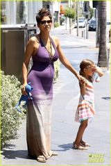 组图：哈莉贝瑞怀孕大肚照曝光 上围激增