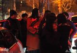 组图：范冰冰寒风等车紧裹大衣 侧脸避镜头