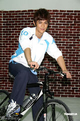 幻灯组图：汪东城代言运动服装 想开画展秀绘画天份