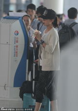 组图：刘诗诗素颜亮相机场 避安检猛喝饮料