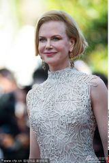 组图：妮可走秀精致长裙华贵 与李安牵手热聊