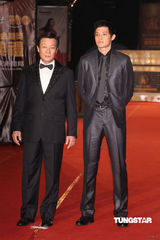 组图：金钟奖红毯寇世勋携儿子压轴亮相