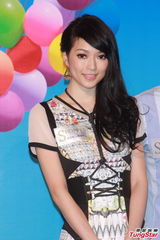 组图：吴千语否认婚讯 周柏豪为个唱苦练腹肌