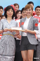 组图：蔡依林穿OL装大派自制蛋糕 扎马尾甜美亲和