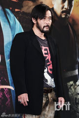 组图：严泰雄《刀与花》发布 CN正信正装帅气