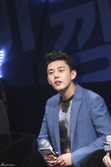 独家高清：刘亚仁牵手金海淑宣传新片《强哲》