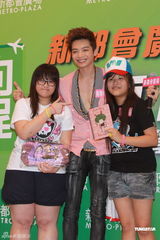 组图：辰亦儒香港签书遭粉丝强抱 澄清解散传言