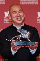 组图：威尼斯电影节闭幕 获奖者后台高举奖杯