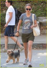 组图：娜塔莉-波特曼携宠物狗外出笑容满面