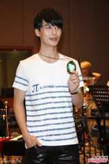 组图：严爵害羞不露人鱼线 女记者上阵验收