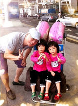 组图：54岁汤镇业4岁双胞胎女儿近照曝光