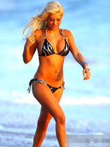 组图：花花公子女郎阿什丽海滩挺肉弹性感咸湿