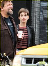 组图：安妮海瑟薇蜜月后现身机场 紧贴老公秀恩爱