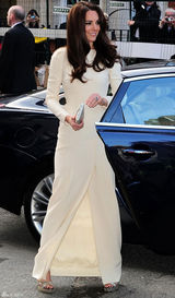 高清图：英国王妃凯特白色高开衩长裙端庄迷人