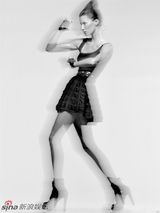 高清组图：吉赛尔-邦辰黑白写真 身材苗条