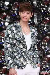 组图：辰亦儒主持节目 爱纱身高悬殊被逼垫木箱