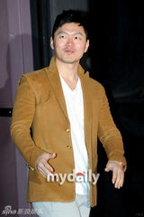 组图：杨东根韩彩雅出席新剧《Hero》发布会