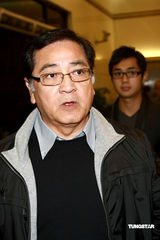 高清：已故艺人陈鸿烈设灵 蔡少芬佘诗曼素颜现身