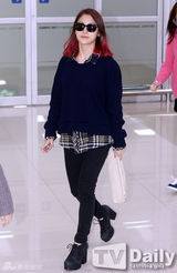 组图：Kara结束日本演出回国 具荷拉显消瘦