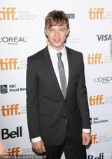 组图：《魔鬼绳结》首映 威瑟斯彭性感露乳沟