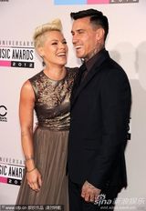 组图：Pink金色礼服亮相AMA红毯 龇牙咧嘴搞怪