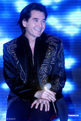 组图：费翔现身魅力不减 遭女性强吻