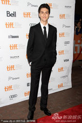 组图：莉莉亮相《作家们》首映 施瓦辛格儿子帅气