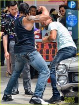 组图：暮光狼人泰勒新片与痞男街殴 挨打显狼狈