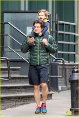 组图：奥兰多带儿子出行坐肩头 心情好聊电话