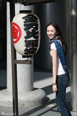 高清组图：童瑶东京街头拍写真 秋日午后秀清新