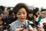 幻灯图：政协会议开幕首日 杨澜关注女大学生就业 