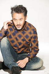 组图：吴秀波写真大展笑容 大叔魅力冬日温暖