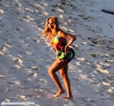 组图：碧昂丝随Jay-Z海滩度假 前凸后翘尽秀身材