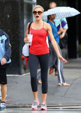 组图：40岁卡麦隆-迪亚兹街拍红色运动风