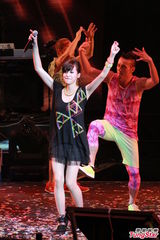 组图：周杰伦开个唱大秀人鱼线 张智霖同台助阵