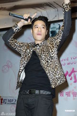 组图：周汤豪豹纹装现身签唱获师兄友情助阵