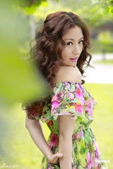 组图：刘心悠花朵裙装拍写真 望早日遇真命天子