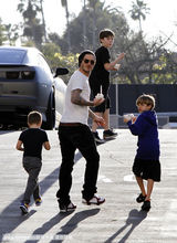 组图：贝克汉姆携三公子外出 父子吃冰激凌玩回眸