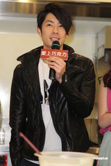 组图：吴建豪首次做巧克力 对曾之乔印象很新鲜