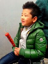 组图：石头和爸爸郭涛啃冰糖葫芦当早餐