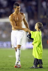 幻灯图：小贝问候皇马队员 C罗赤裸上身展示肌肉