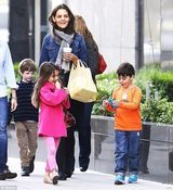 组图：小苏瑞上学途中煲电话粥 开心与男同学约会