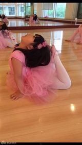 组图：李湘晒Angela练舞萌照 粉裙可爱网友怒赞